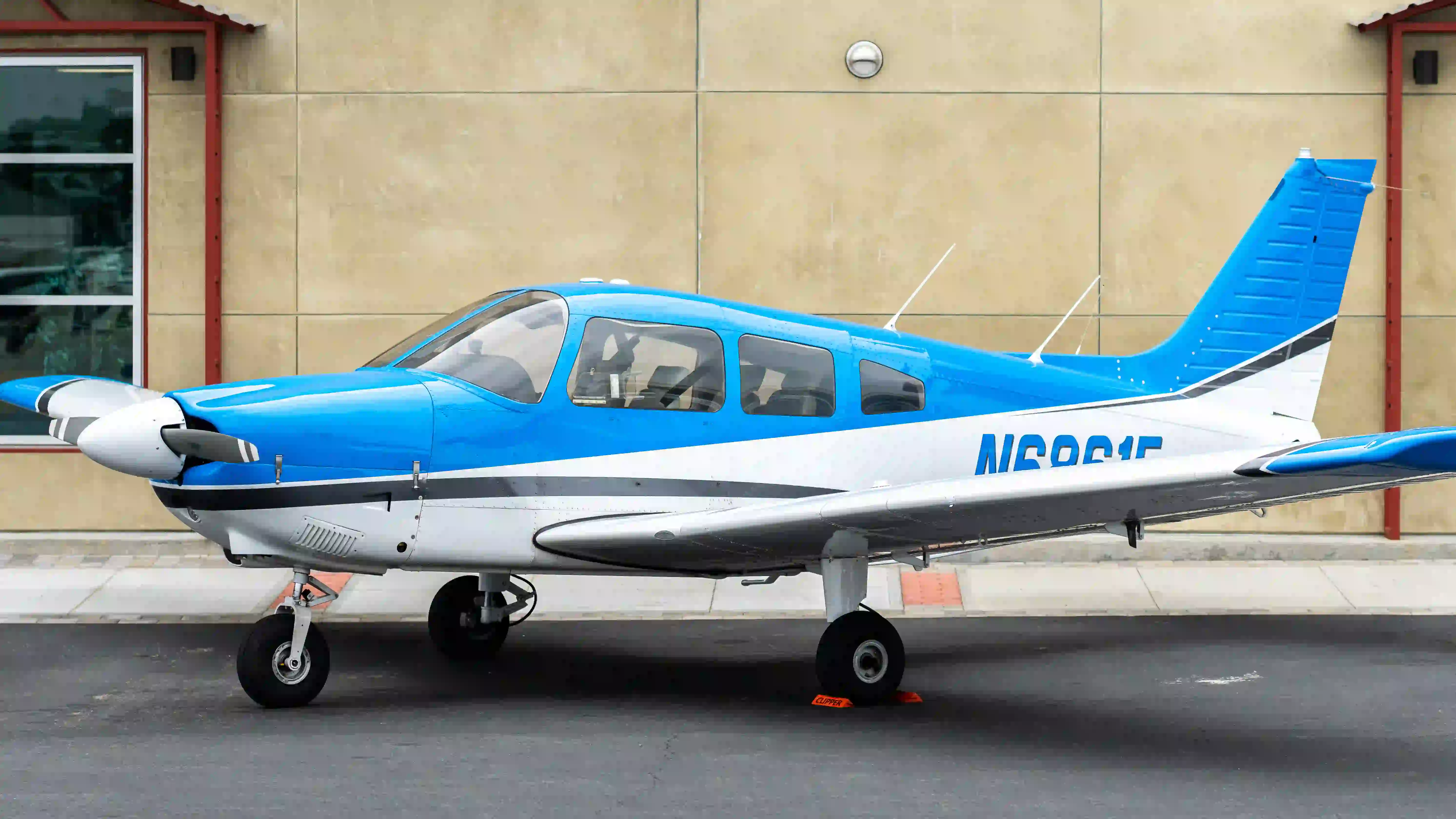 Piper PA28 181 Flight Training Van Nuys 3